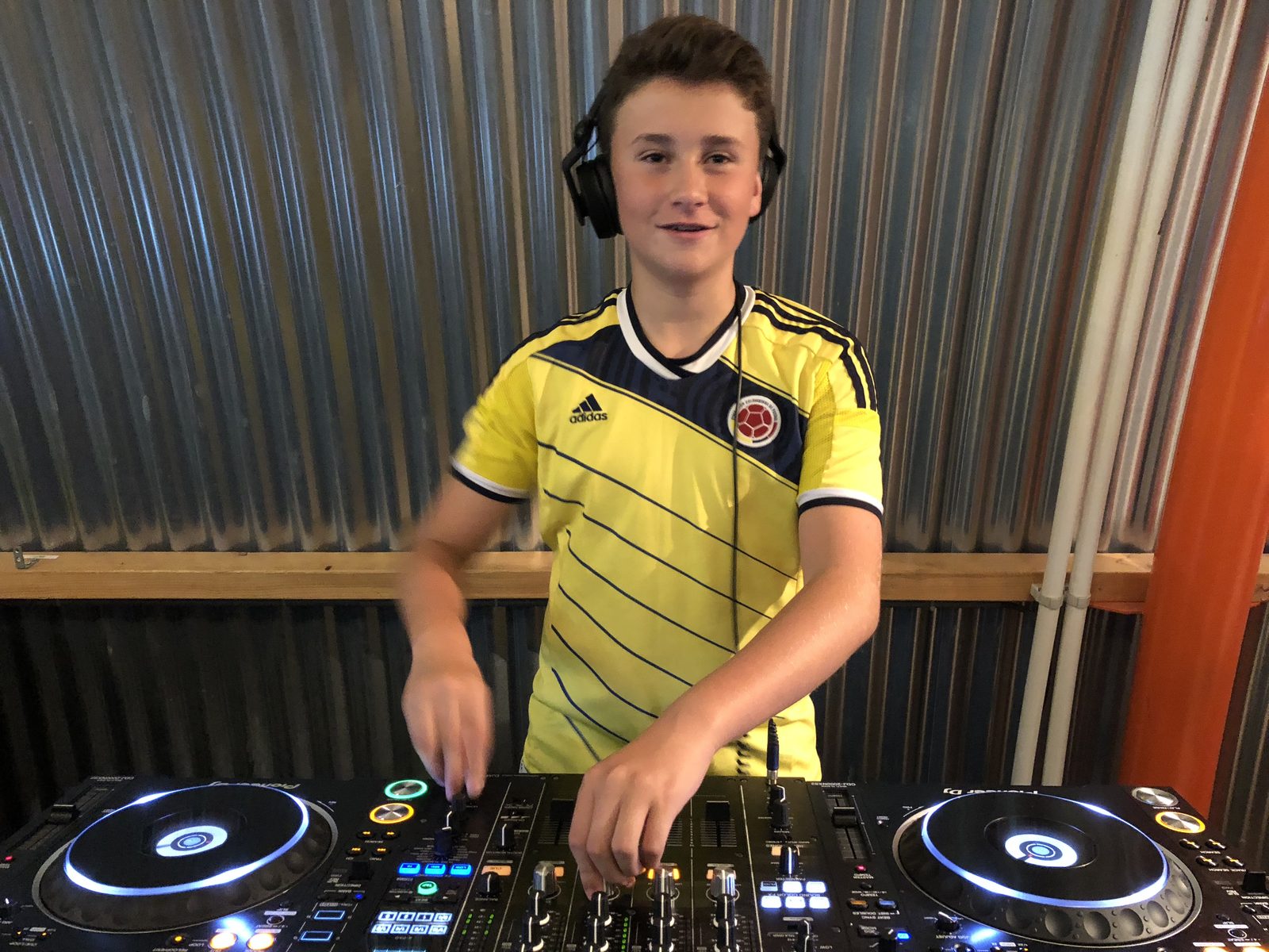 Tommy Tequila draait op een Colombiaans feest in 2018