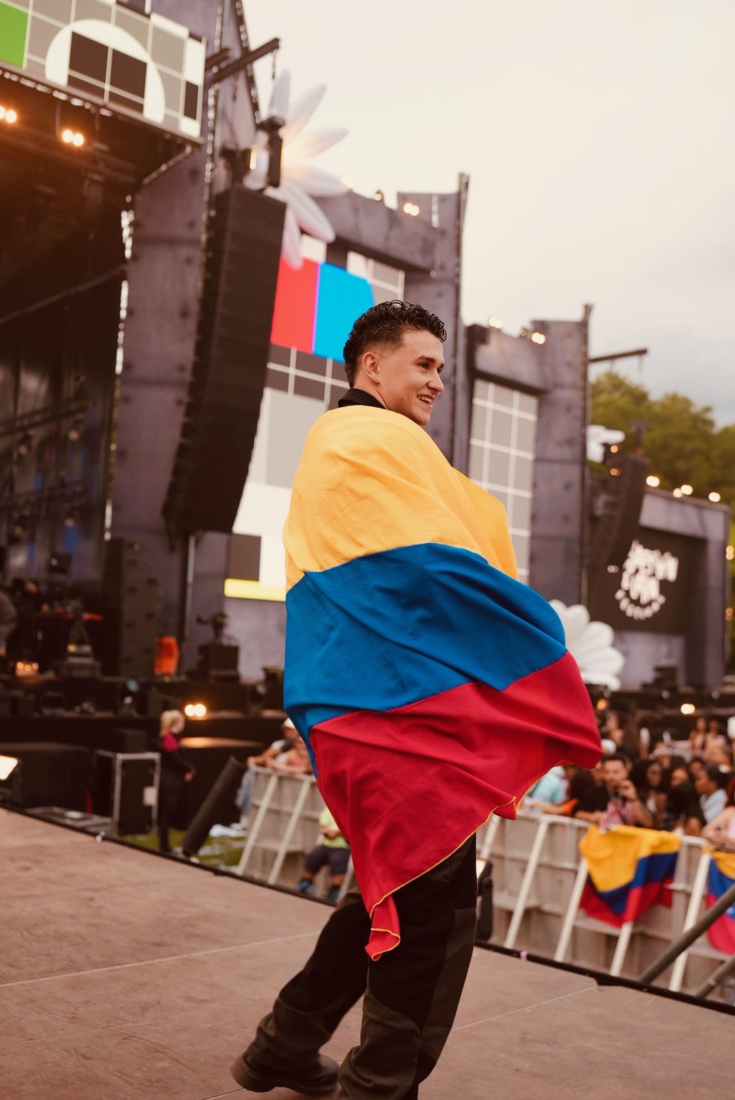 Tommy Tequila met de Colombiaanse vlag op het festivalpodium