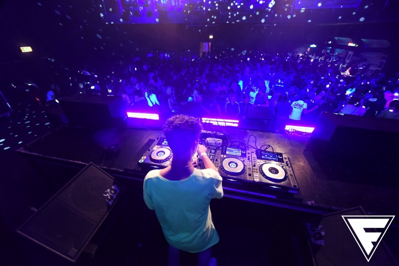Tommy Tequila draait voor een volle zaal tijdens Fris in Purmerend