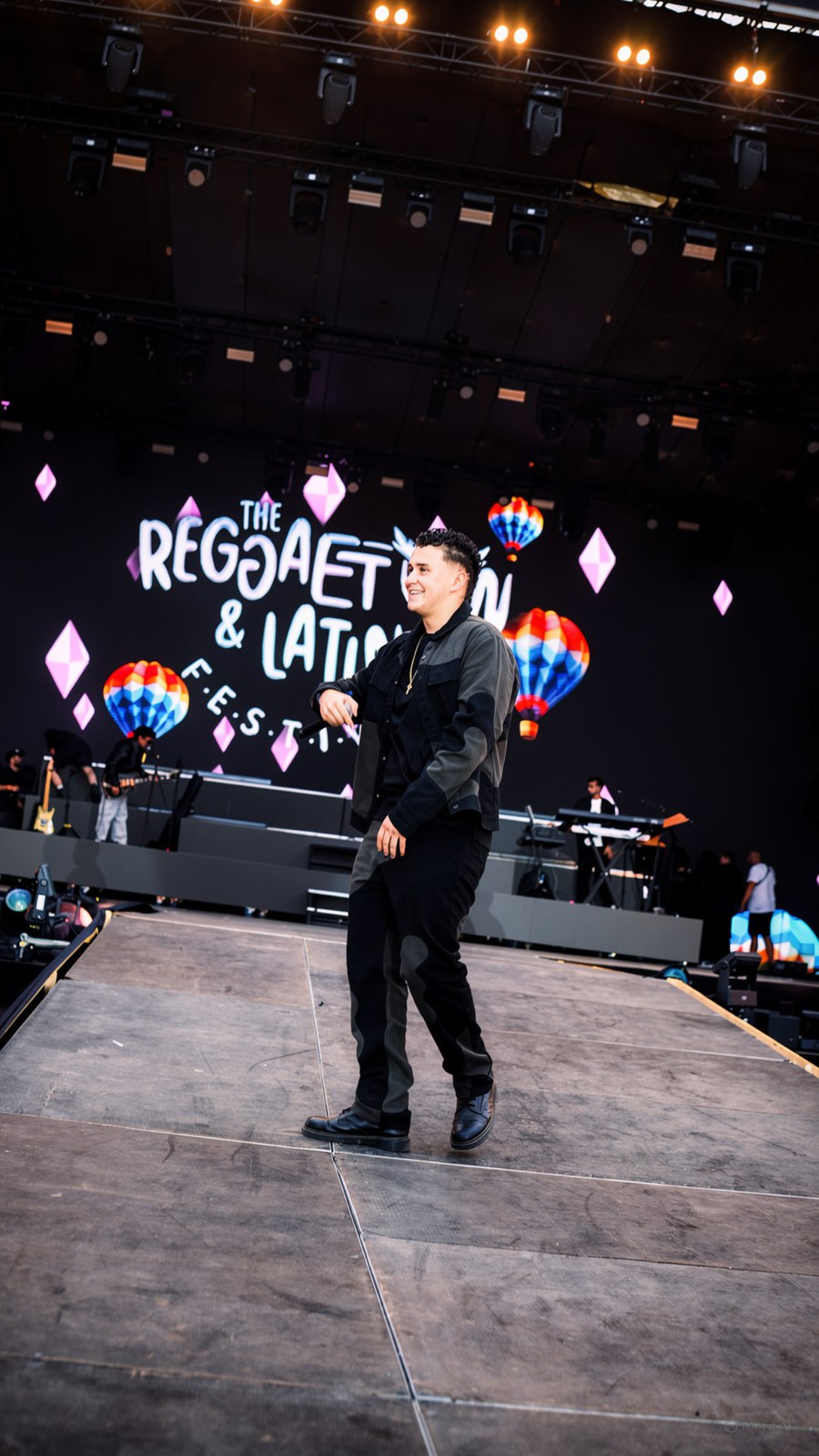 Tommy Tequila met de microfoon op het podium van The Reggaeton & Latin Festival (Latino Gang Festival)